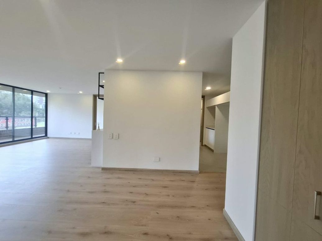 Apartamento de 3 alcobas en venta en La Esperanza Norte, Bogotá, 177 m² · foto 2 de 20