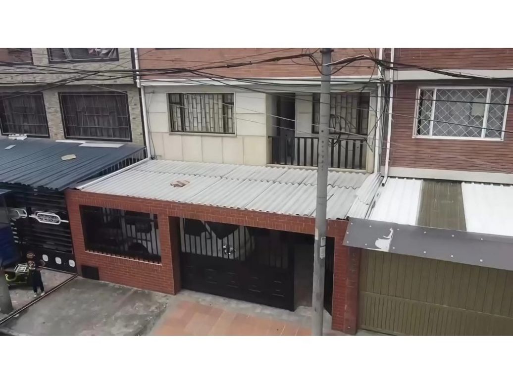 Casa de 12 alcobas en venta en Ciudad Jardín Norte, Bogotá, 560 m² · foto 2 de 20