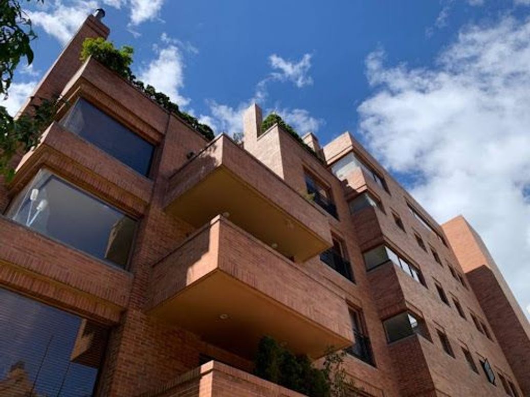 Apartamento de 3 alcobas en venta en Santa Barbara Central, Bogotá, 265 m² · foto 2 de 20