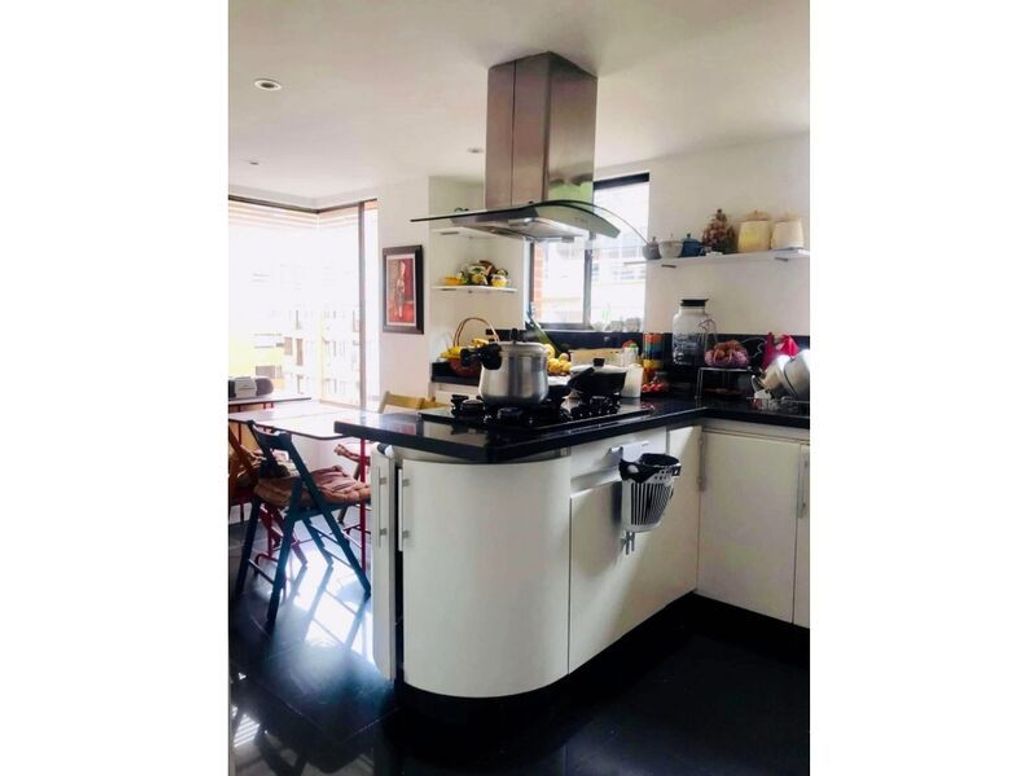 Apartamento de 3 alcobas en venta en Country Club, Bogotá, 220 m² · foto 4 de 12