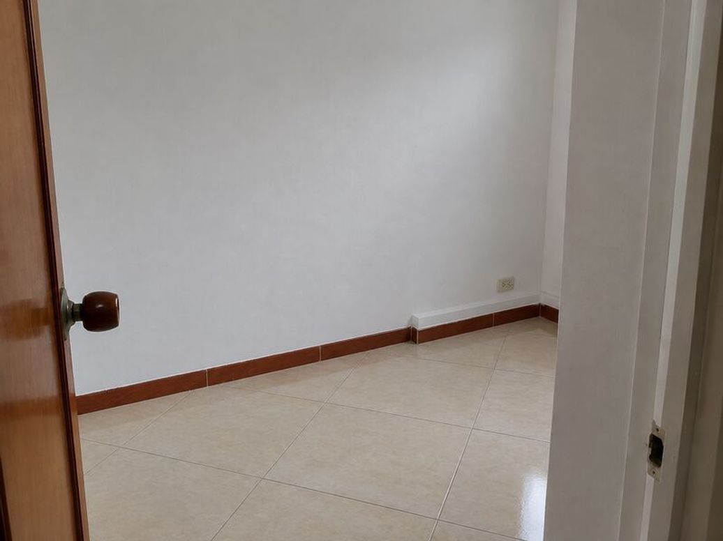Casa de 5 alcobas en venta en Santa Barbara Oriental, Bogotá, 247 m² · foto 7 de 11