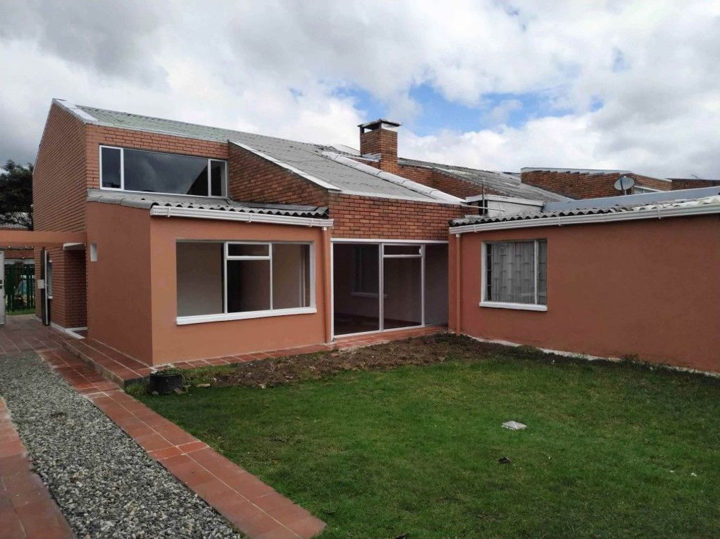 Casa de 5 alcobas en venta en Niza, Bogotá, 260 m² · foto 3 de 20