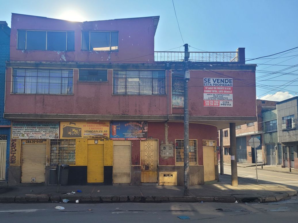 Casa de 5 alcobas en venta en Ricaurte, Bogotá, 251 m² · foto 2 de 20