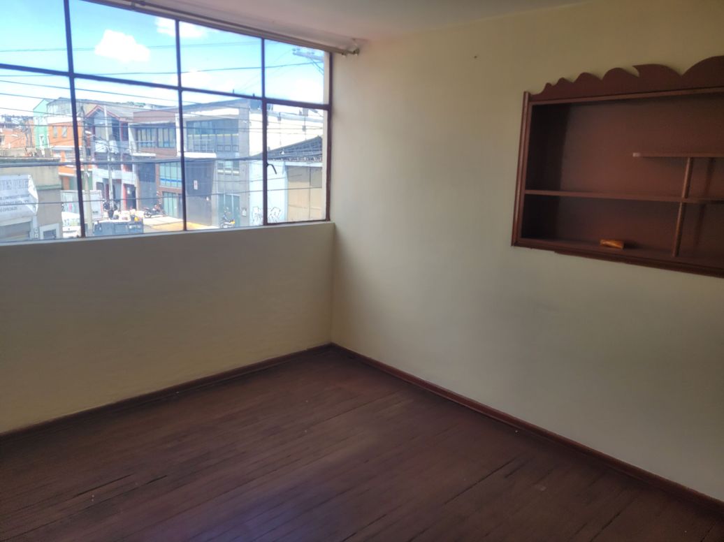 Casa de 5 alcobas en venta en Ricaurte, Bogotá, 251 m² · foto 15 de 20