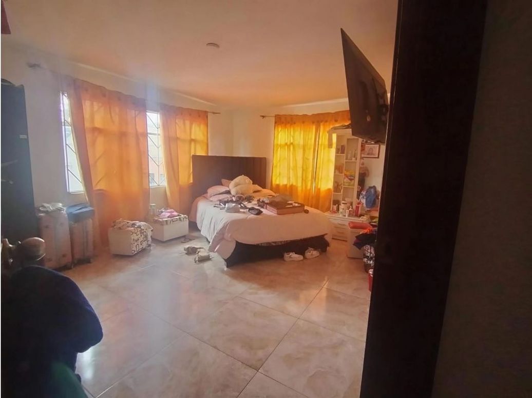Casa de 10 alcobas en venta en San José Sur, Bogotá, 300 m² · foto 3 de 14