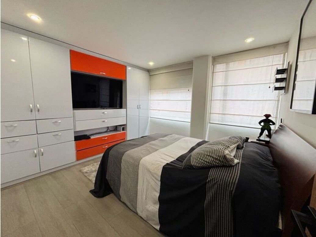 Apartamento de 3 alcobas en venta en Santa Barbara Occidental, Bogotá, 143 m² · foto 10 de 16