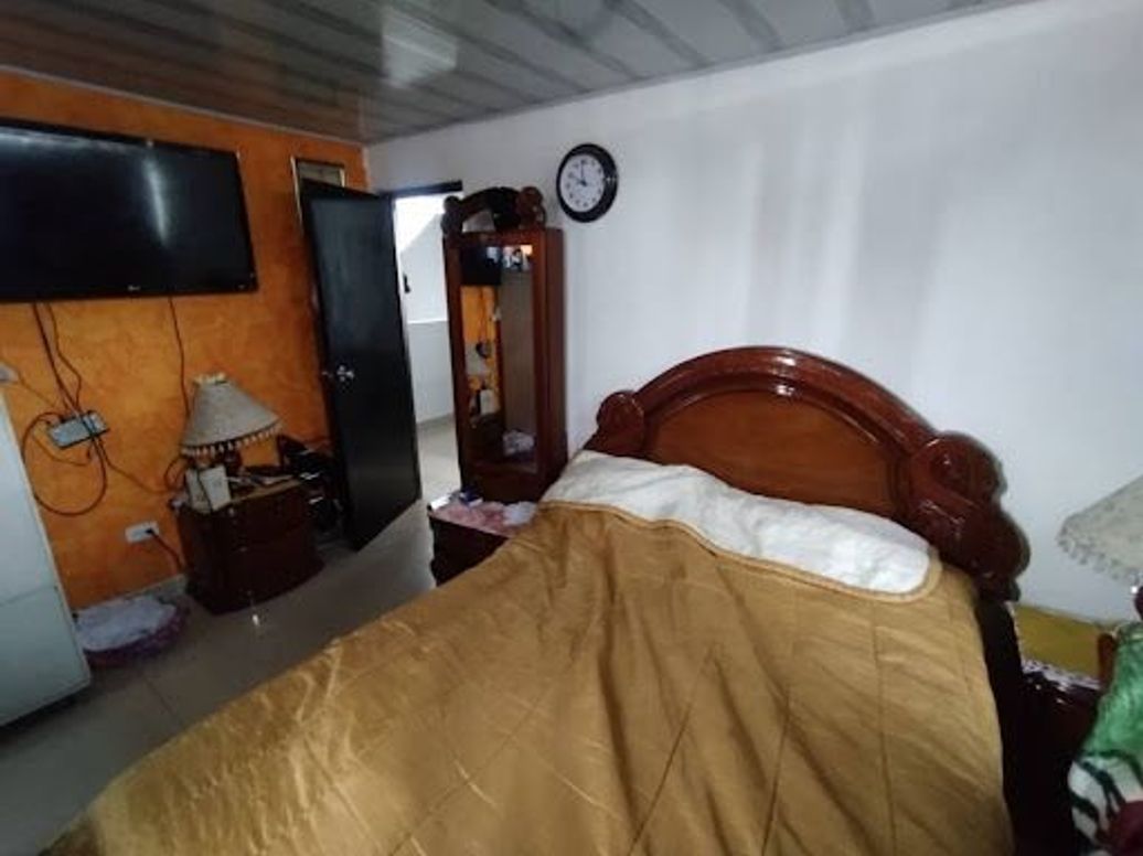 Casa de 6 alcobas en venta en La Aurora, Bogotá, 270 m² · foto 3 de 17