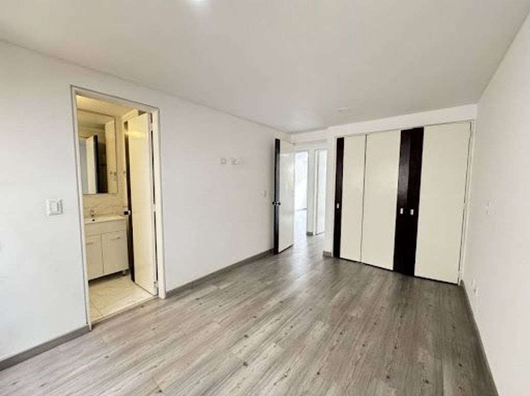 Apartamento de 2 alcobas en venta en Santa Barbara Central, Bogotá, 92 m² · foto 14 de 20