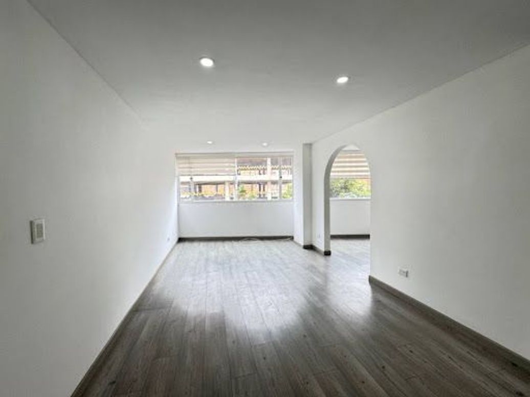 Apartamento de 2 alcobas en venta en Santa Barbara Central, Bogotá, 92 m² · foto 4 de 20