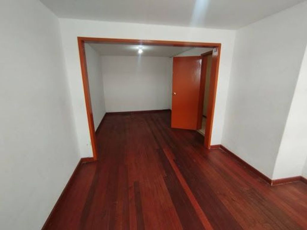 Casa de 8 alcobas en venta en La Granja, Bogotá, 275 m² · foto 7 de 20