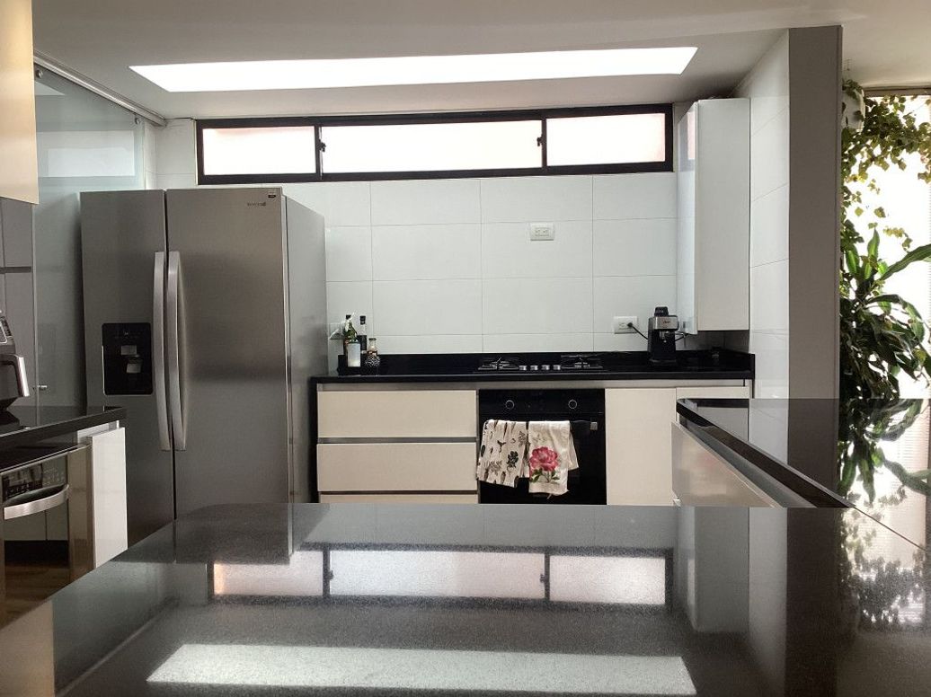 Apartamento de 3 alcobas en venta en Santa Barbara Occidental, Bogotá, 187 m² · foto 8 de 20