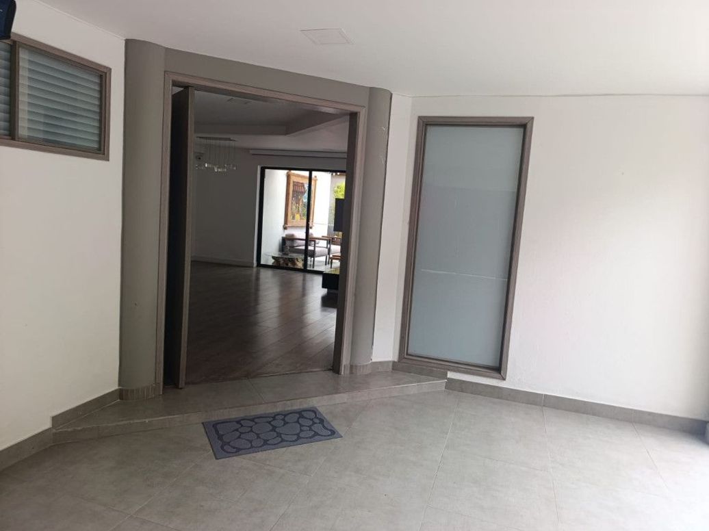 Casa de 4 alcobas en venta en Mónaco, Bogotá, 318 m² · foto 2 de 20