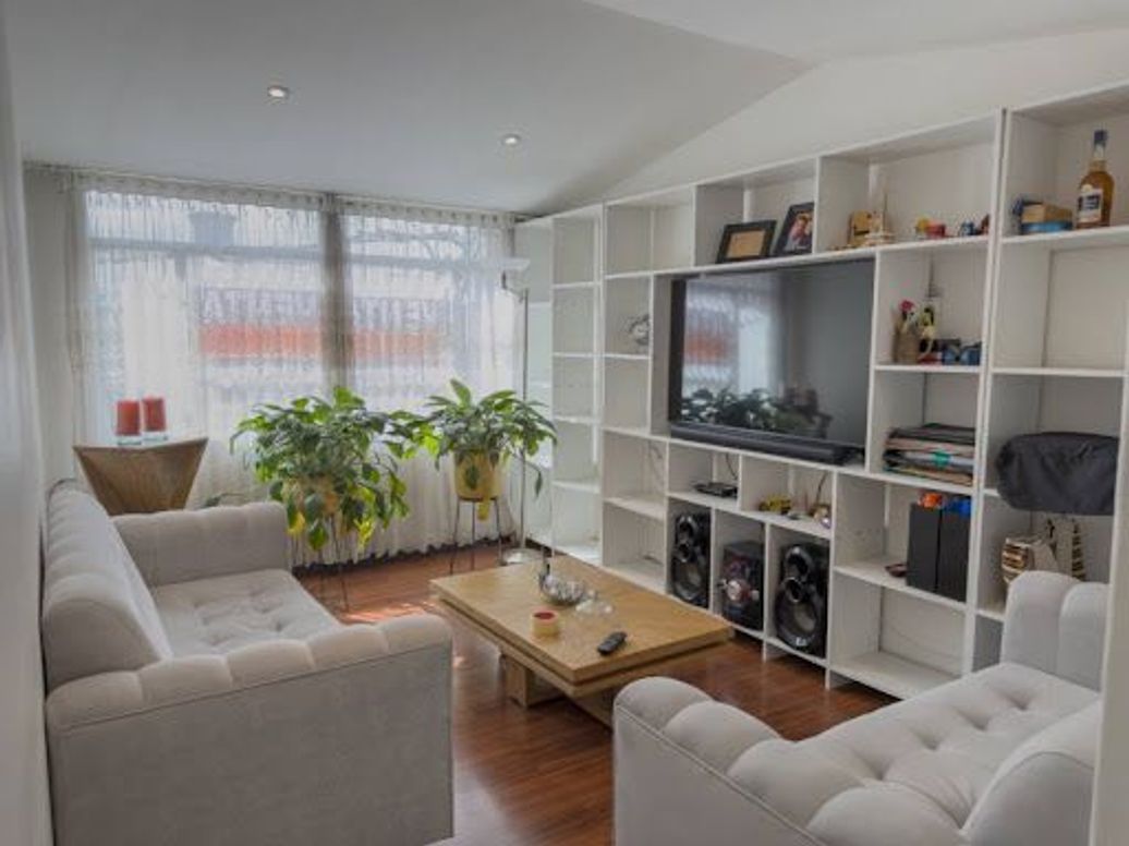 Casa de 6 alcobas en venta en Las Ferias, Bogotá, 247 m² · foto 2 de 20