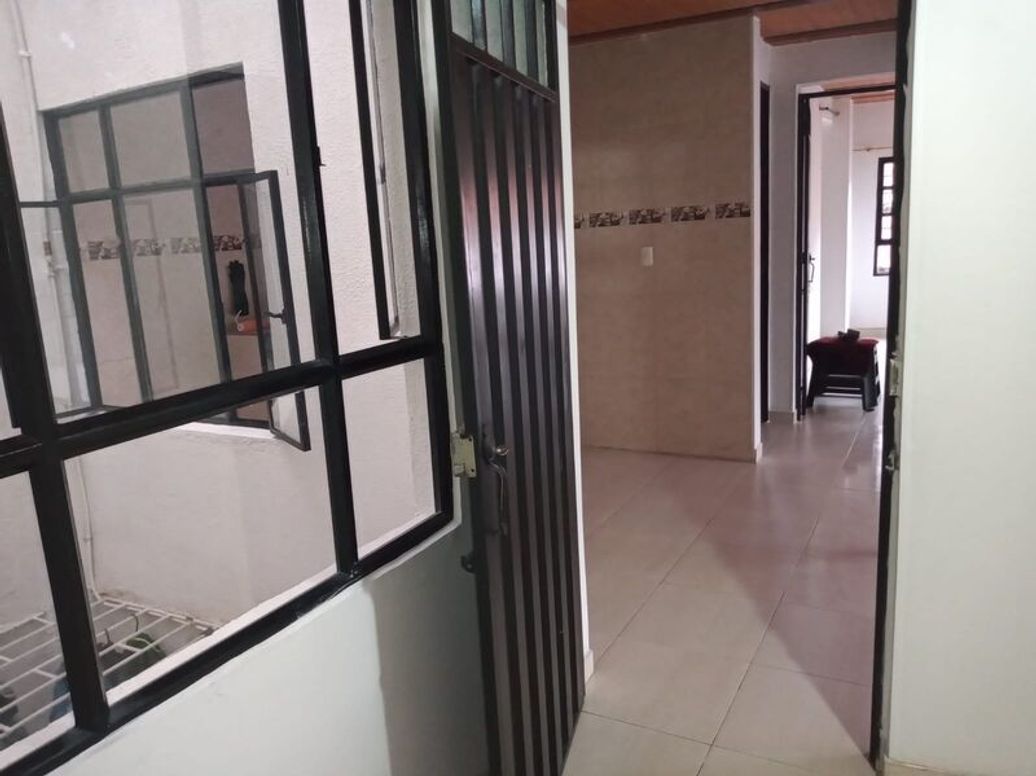 Casa de 9 alcobas en venta en Las Guacamayas, Bogotá, 250 m² · foto 3 de 7