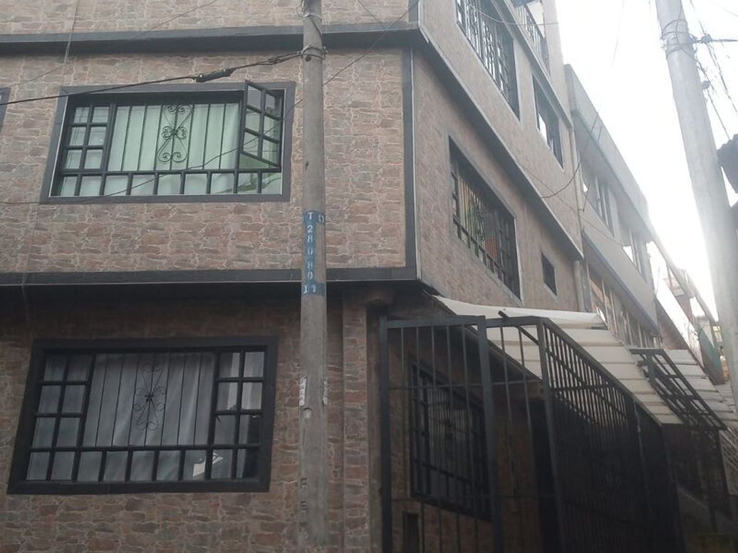 Casa de 9 alcobas en venta en Las Guacamayas, Bogotá, 250 m² · foto 2 de 7