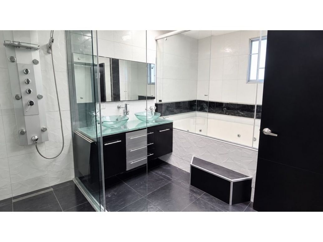 Casa de 4 alcobas en venta en Modelia, Bogotá, 285 m² · foto 2 de 13