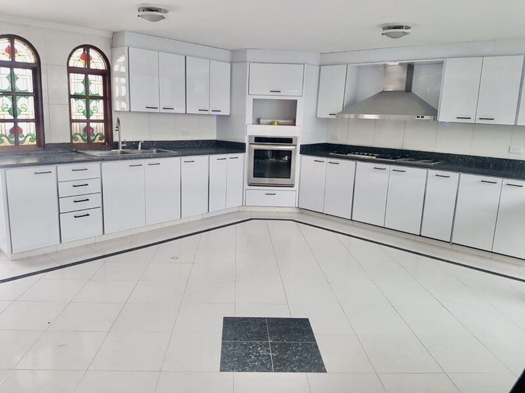 Casa de 3 alcobas en venta en Cerros De Santa Barbara, Bogotá, 450 m² · foto 2 de 20
