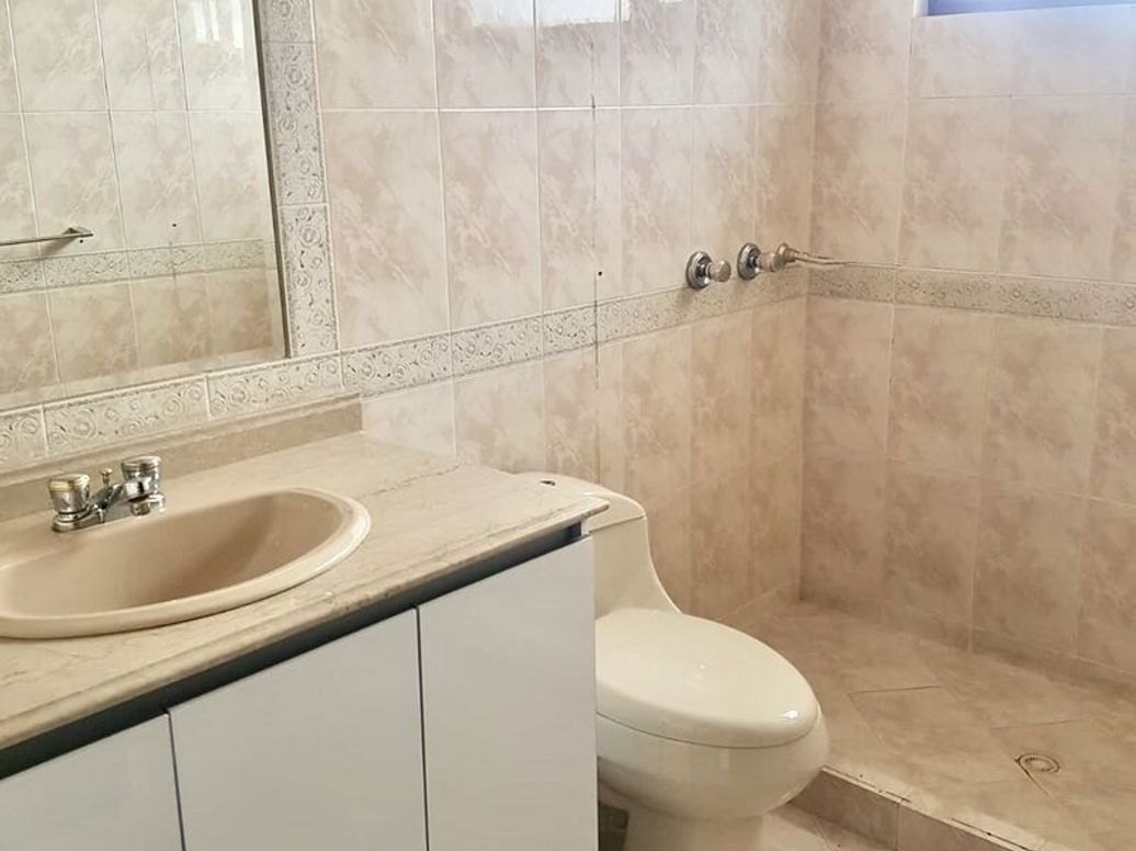Casa de 3 alcobas en venta en Cerros De Santa Barbara, Bogotá, 450 m² · foto 17 de 20