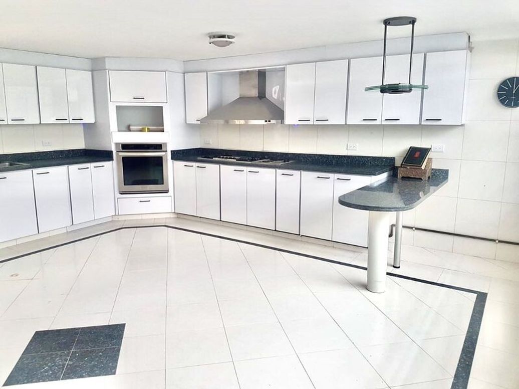 Casa de 3 alcobas en venta en Cerros De Santa Barbara, Bogotá, 450 m² · foto 3 de 20