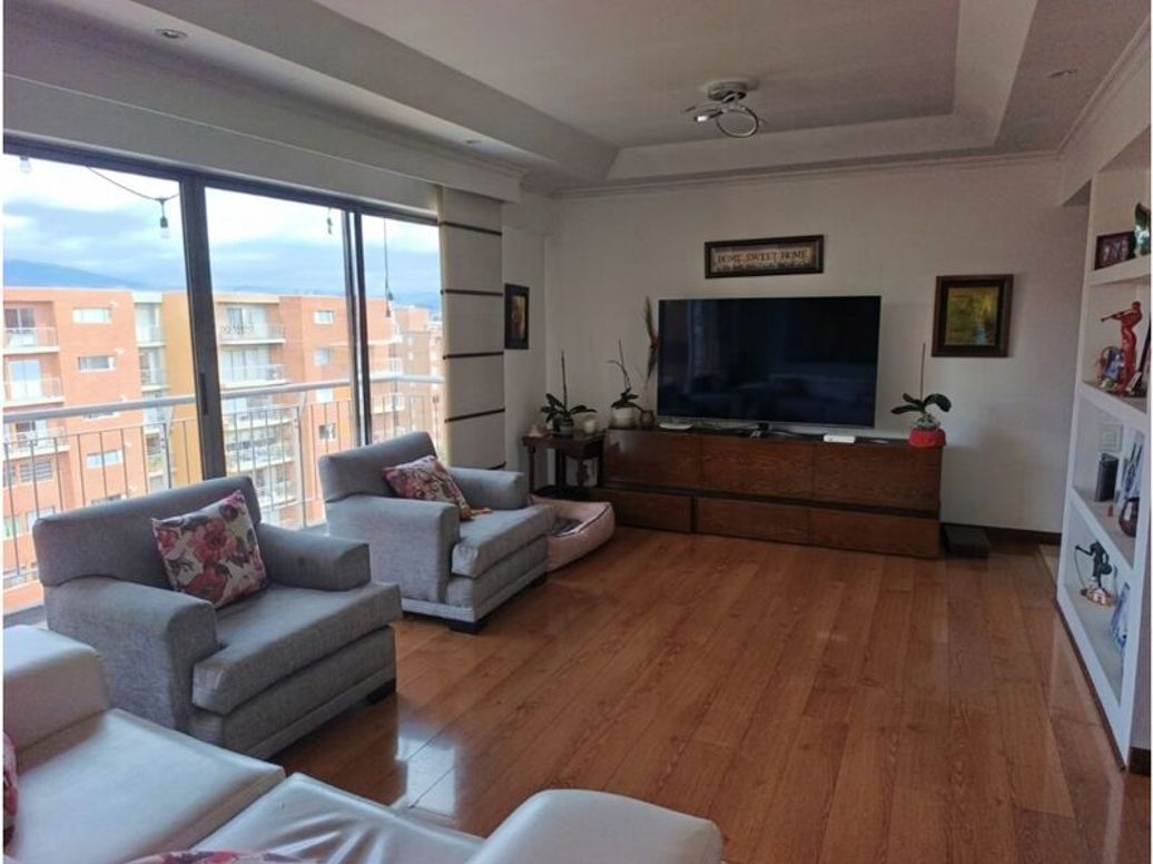 Apartamento de 4 alcobas en venta en Cr. Loira Real, Bogotá, 138 m² · foto 2 de 20