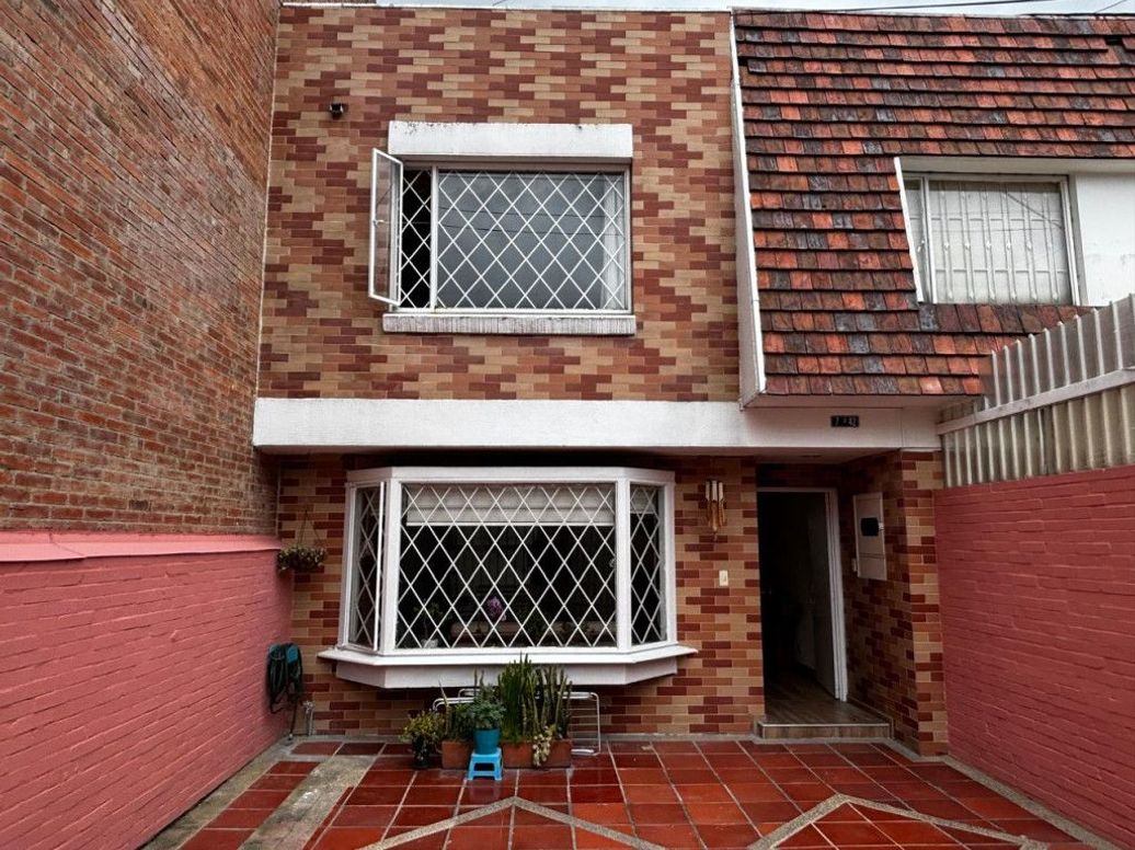 Casa de 3 alcobas en venta en Cedro Salazar, Bogotá, 156 m² · foto 2 de 16