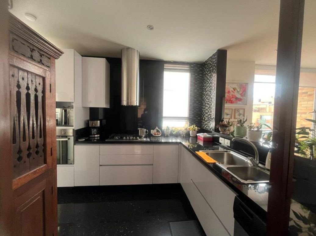 Apartamento de 3 alcobas en venta en La Carolina, Bogotá, 136 m² · foto 3 de 9