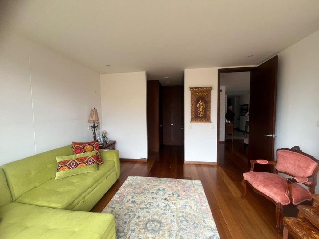 Apartamento de 3 alcobas en venta en La Carolina, Bogotá, 136 m² · foto 4 de 9