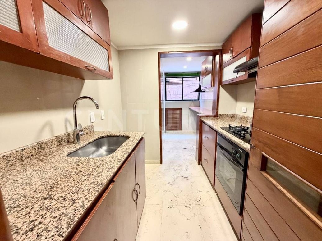 Apartamento de 2 alcobas en venta en Chico Navarra, Bogotá, 95 m² · foto 7 de 14