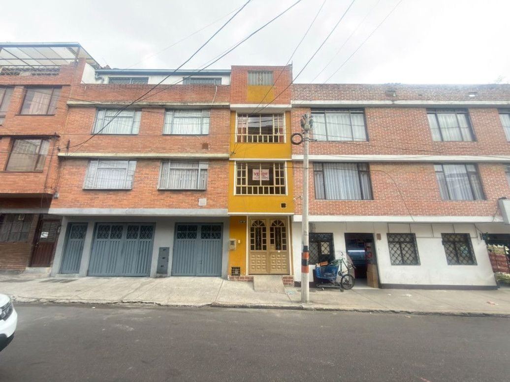 Casa de 3 alcobas en venta en Centenario, Bogotá, 144 m² · foto 2 de 20