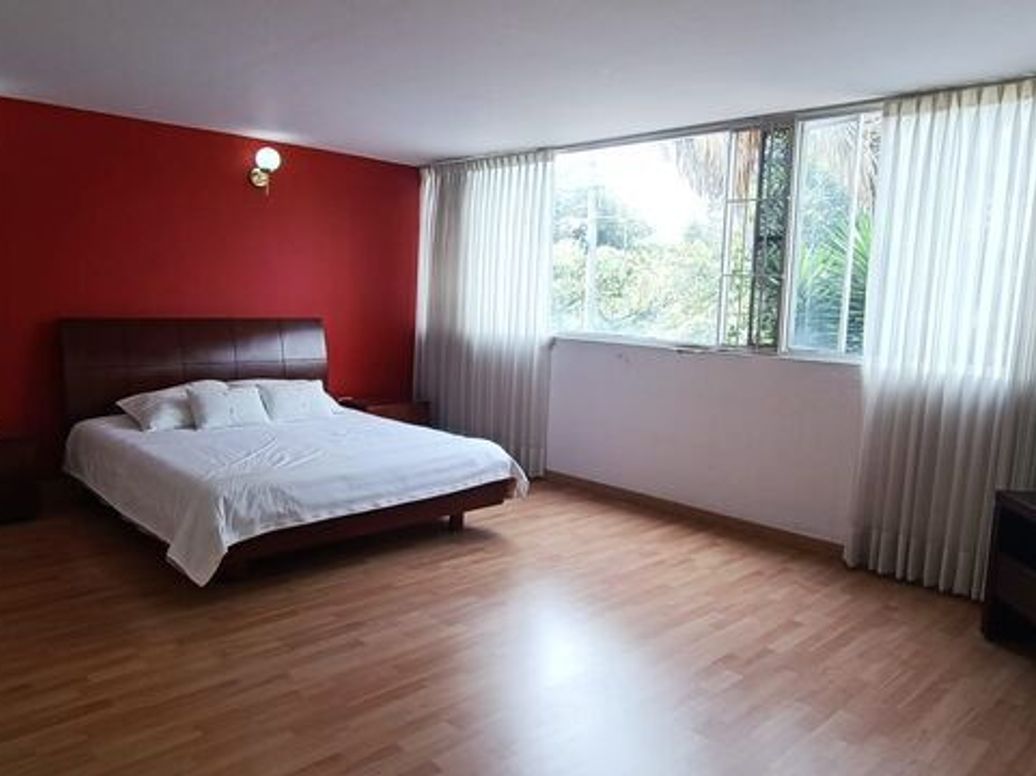 Casa de 4 alcobas en venta en Niza, Bogotá, 326 m² · foto 3 de 18