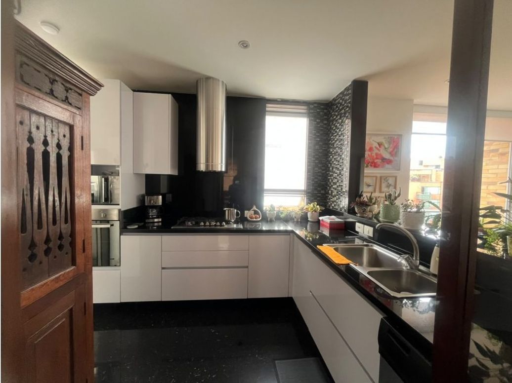 Apartamento de 3 alcobas en venta en La Carolina, Bogotá, 139 m² · foto 2 de 8
