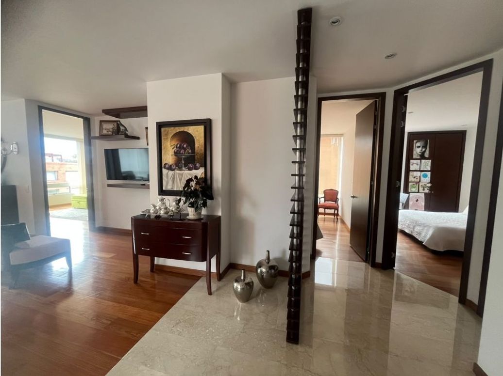 Apartamento de 3 alcobas en venta en La Carolina, Bogotá, 139 m² · foto 3 de 8