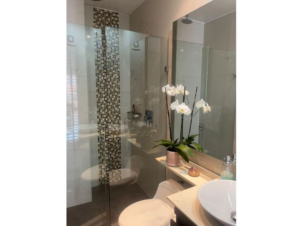 Apartamento de 3 alcobas en venta en La Carolina, Bogotá, 139 m² · foto 5 de 8