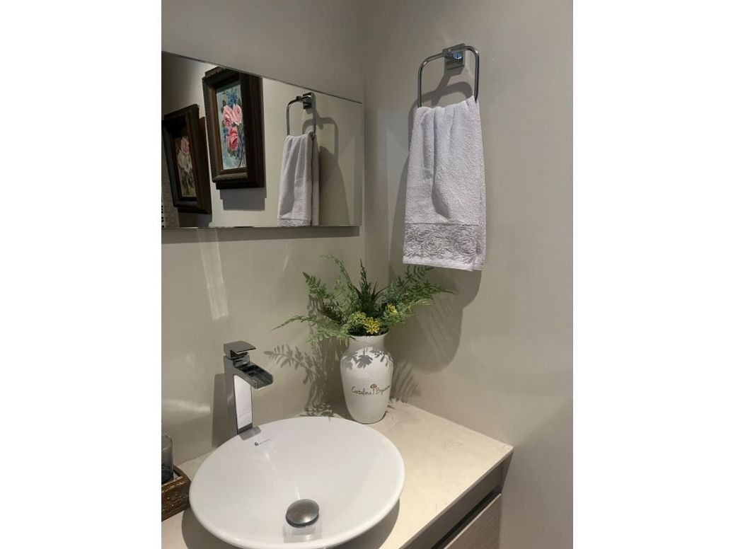 Apartamento de 3 alcobas en venta en La Carolina, Bogotá, 139 m² · foto 4 de 8