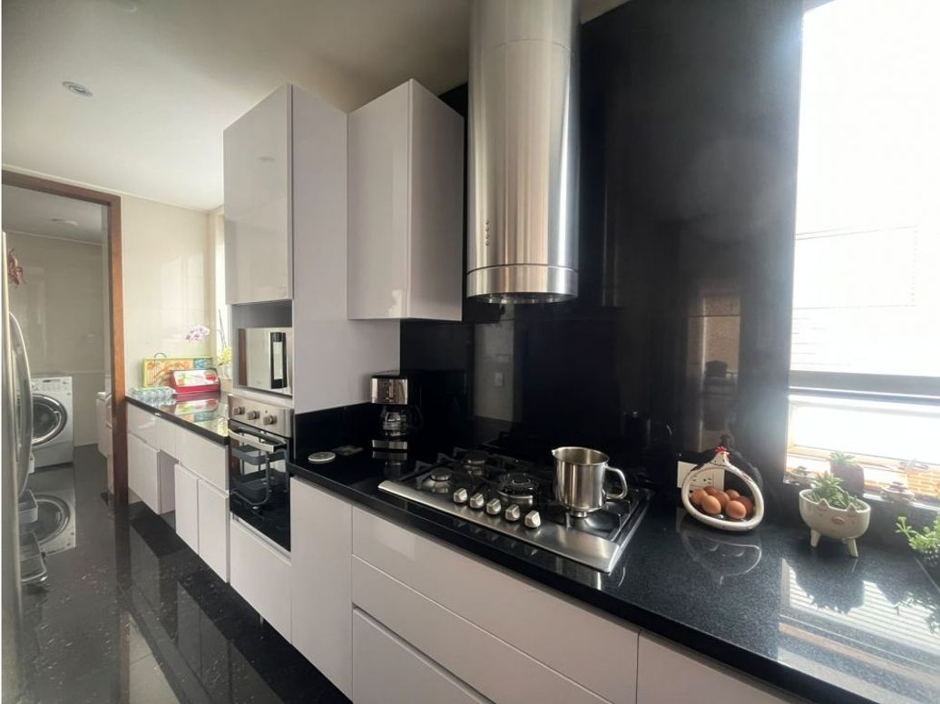 Apartamento de 3 alcobas en venta en La Carolina, Bogotá, 139 m² · foto 7 de 8