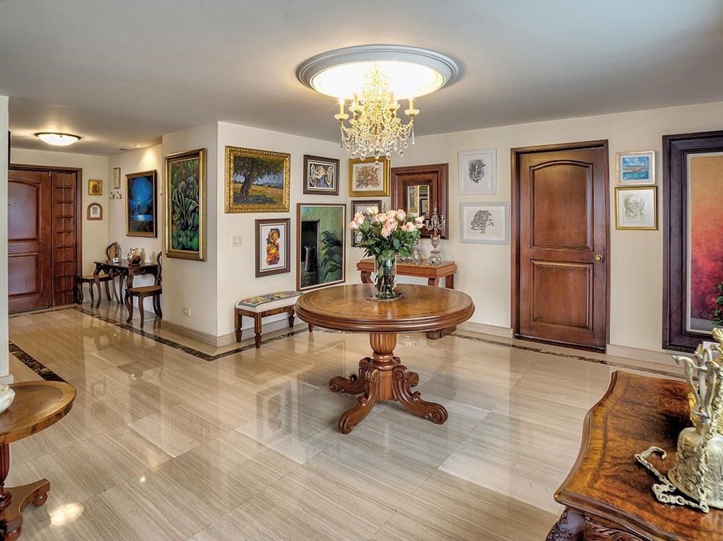 Apartamento de 4 alcobas en venta en Santa Barbara Occidental, Bogotá, 411 m² · foto 3 de 19
