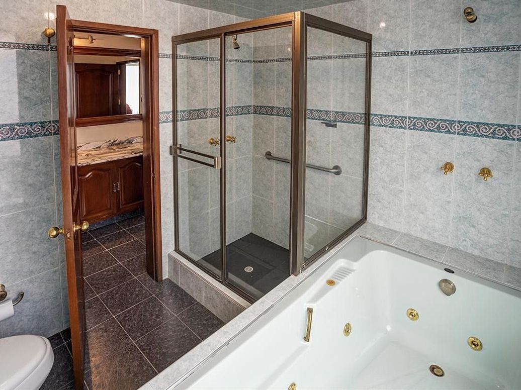 Apartamento de 4 alcobas en venta en Santa Barbara Occidental, Bogotá, 411 m² · foto 16 de 19
