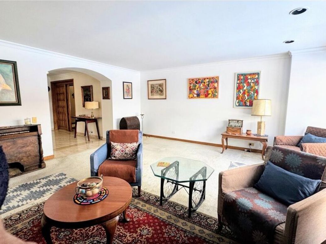 Apartamento de 3 alcobas en venta en Santa Barbara Occidental, Bogotá, 191 m² · foto 2 de 19