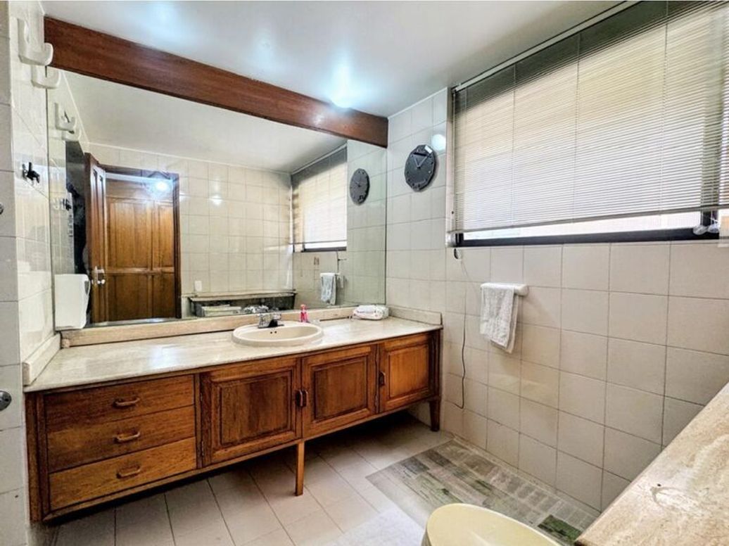 Apartamento de 3 alcobas en venta en Santa Barbara Occidental, Bogotá, 191 m² · foto 12 de 19