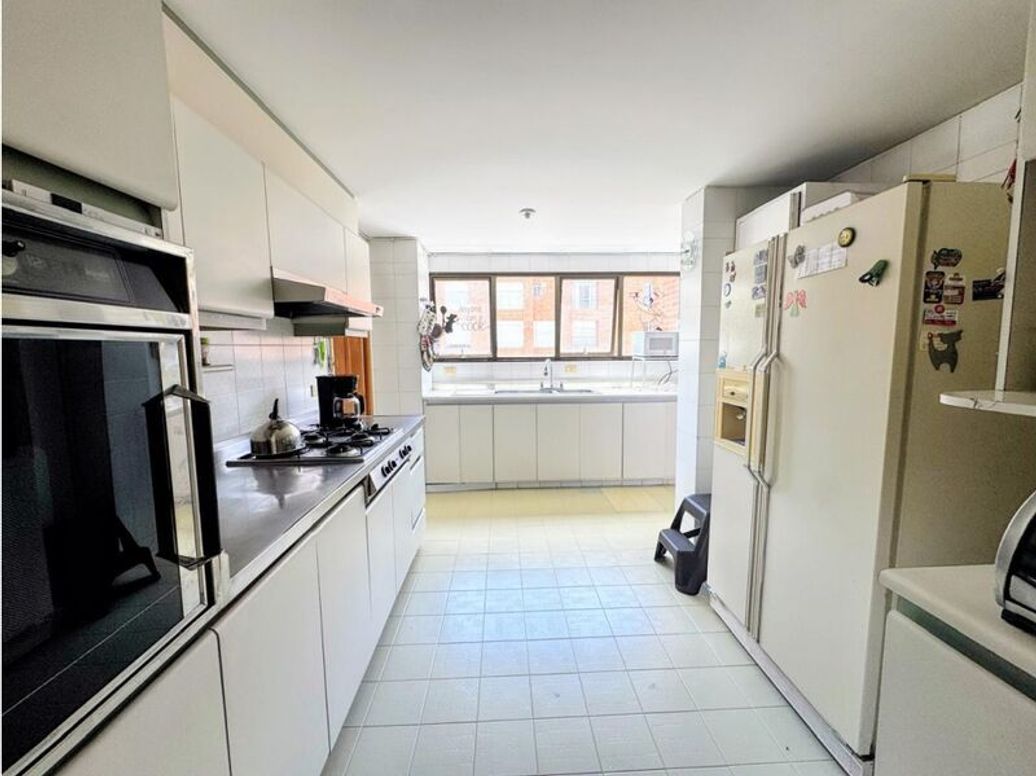 Apartamento de 3 alcobas en venta en Santa Barbara Occidental, Bogotá, 191 m² · foto 16 de 19