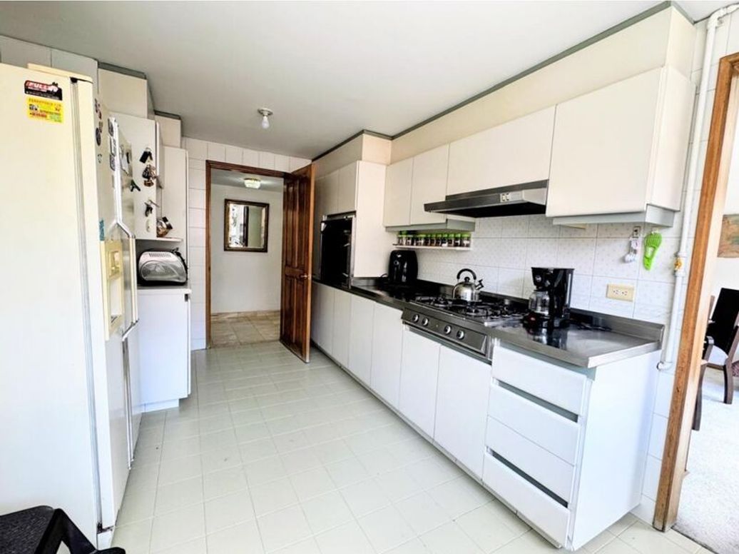 Apartamento de 3 alcobas en venta en Santa Barbara Occidental, Bogotá, 191 m² · foto 17 de 19