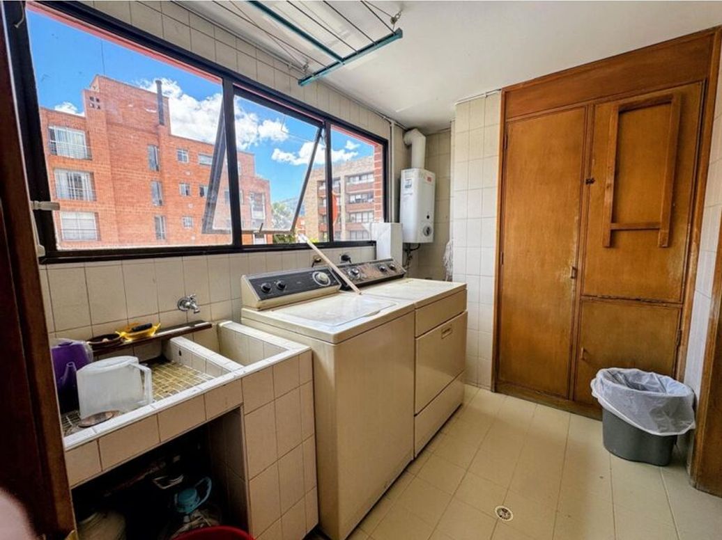 Apartamento de 3 alcobas en venta en Santa Barbara Occidental, Bogotá, 191 m² · foto 18 de 19