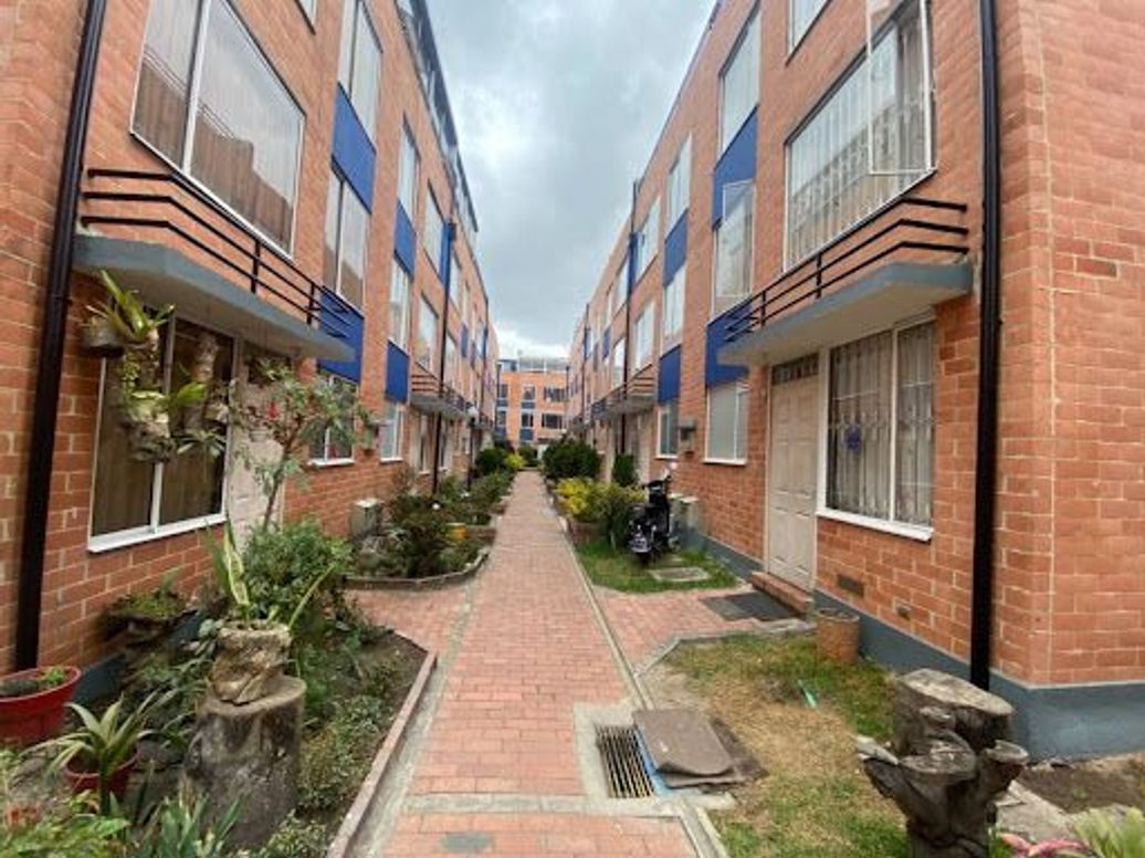 Casa de 3 alcobas en venta en Urbanización Castilla Real, Bogotá, 86 m² · foto 2 de 20