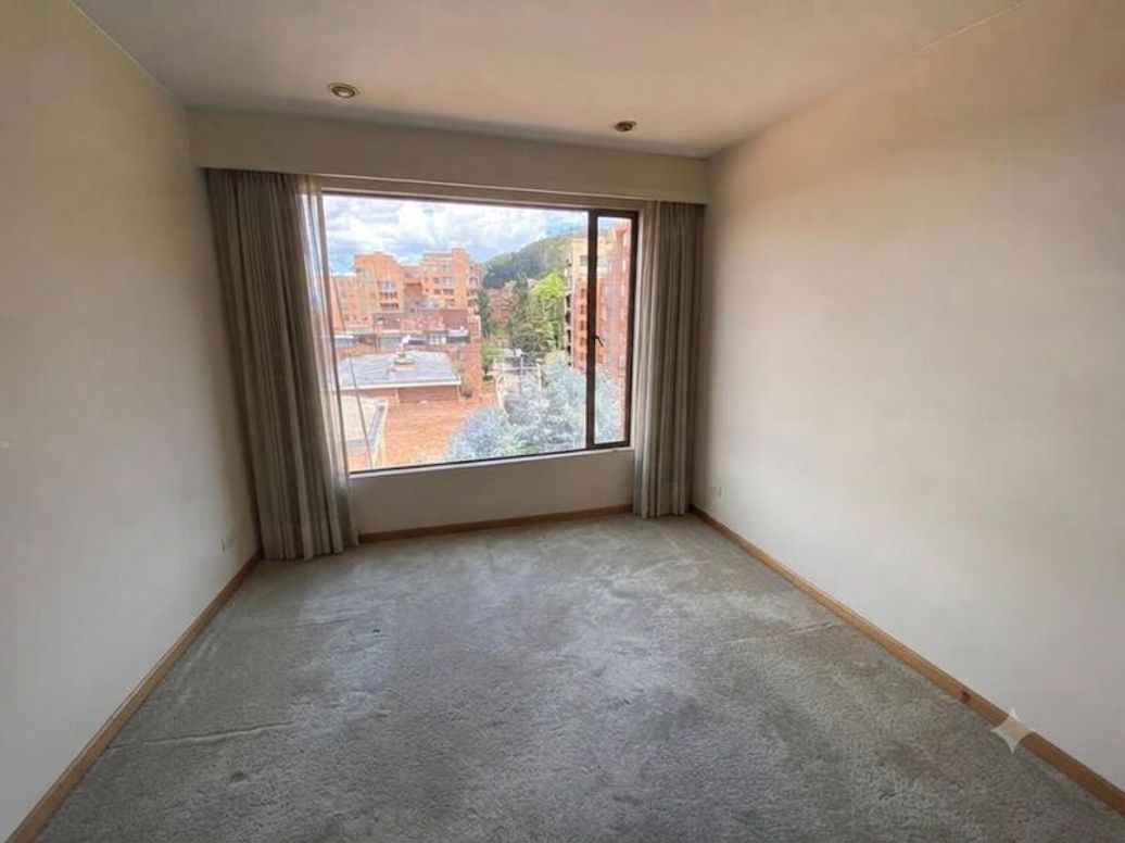 Apartamento de 3 alcobas en venta en Los Rosales, Bogotá, 246 m² · foto 14 de 17