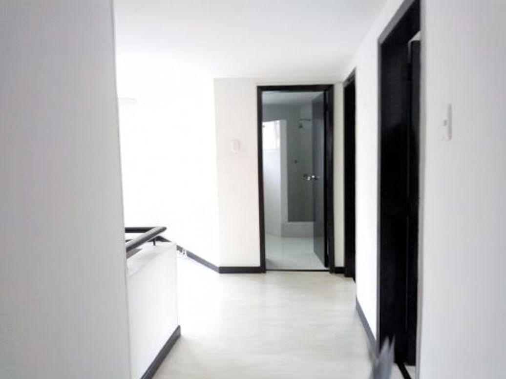 Casa de 5 alcobas en venta en Rionegro, Bogotá, 240 m² · foto 3 de 14