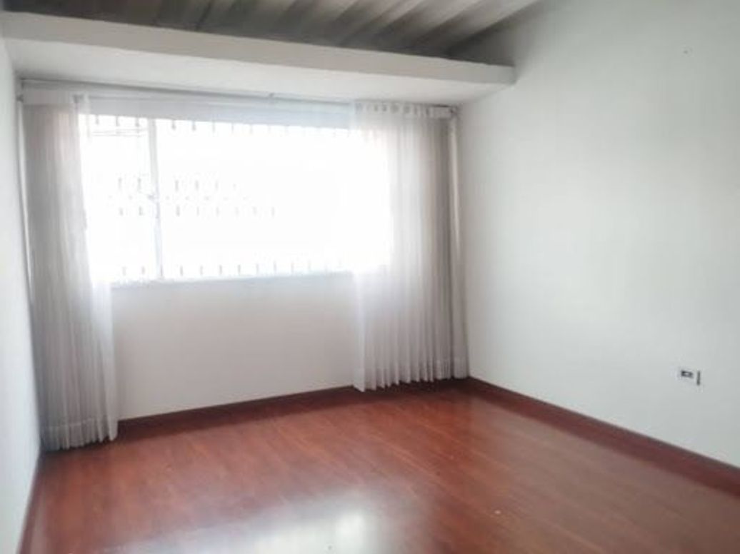 Casa de 10 alcobas en venta en San Rafael, Bogotá, 294 m² · foto 6 de 14