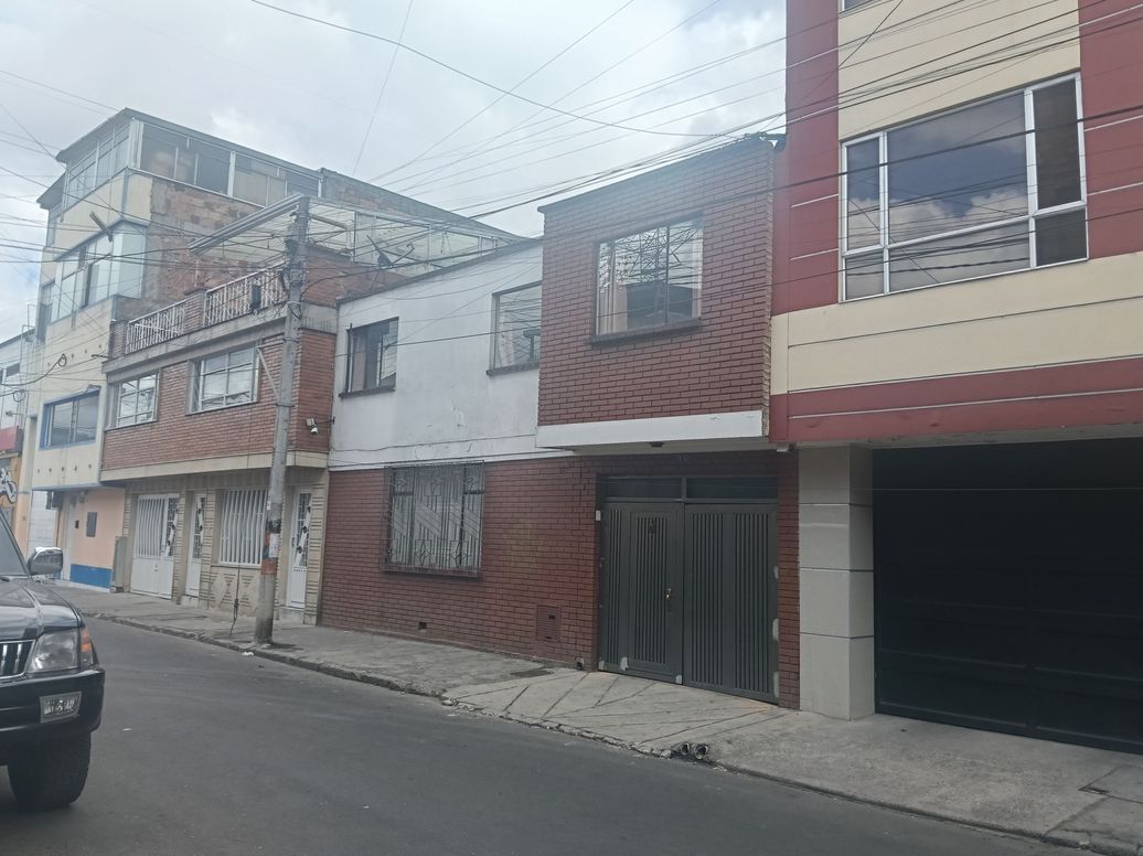 Casa de 5 alcobas en venta en La Cabaña, Bogotá, 250 m² · foto 8 de 12