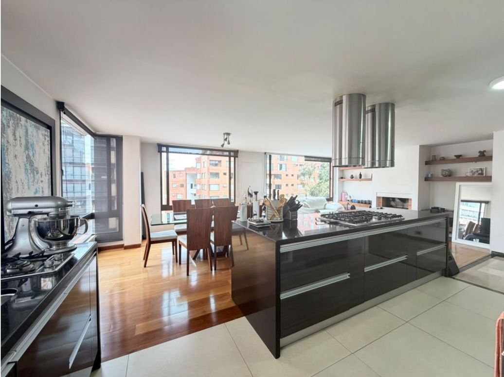 Apartamento de 3 alcobas en venta en Los Rosales, Bogotá, 142 m² · foto 3 de 17