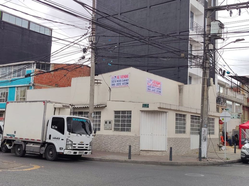 Casa de 2 alcobas en venta en Ub. Carvajal, Bogotá, 133 m² · foto 2 de 5