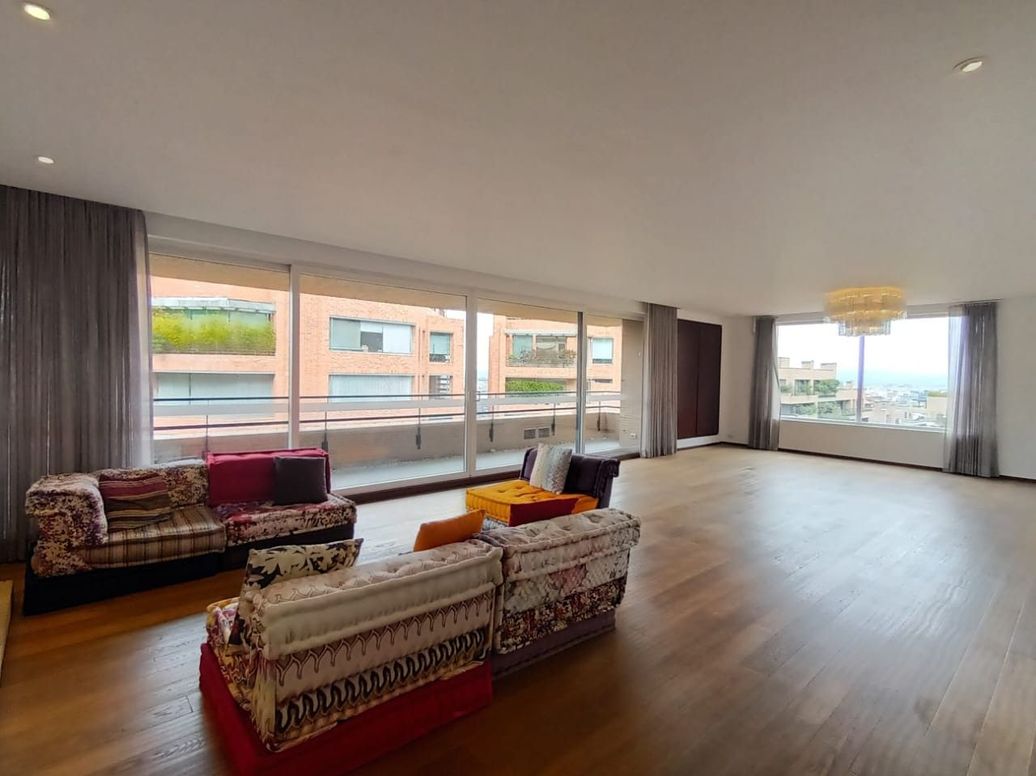 Apartamento de 3 alcobas en venta en Los Rosales, Bogotá, 319 m² · foto 2 de 20